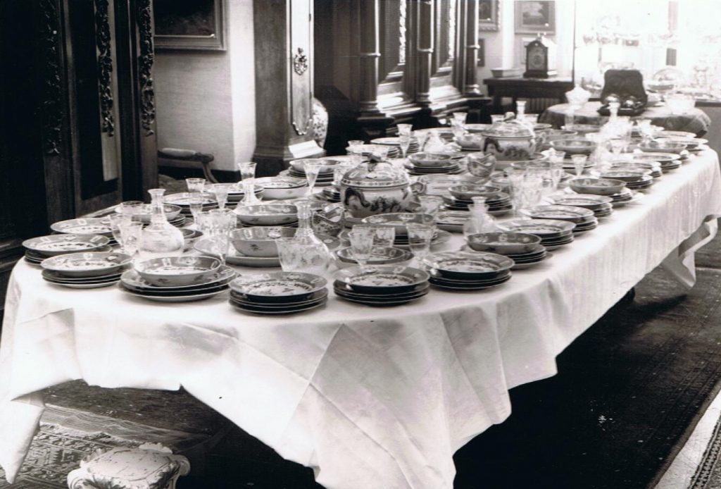 zwart wit foto van een lange tafel met het volledige oorspronkelijke Pronk servies van de Fraeylemaborg.